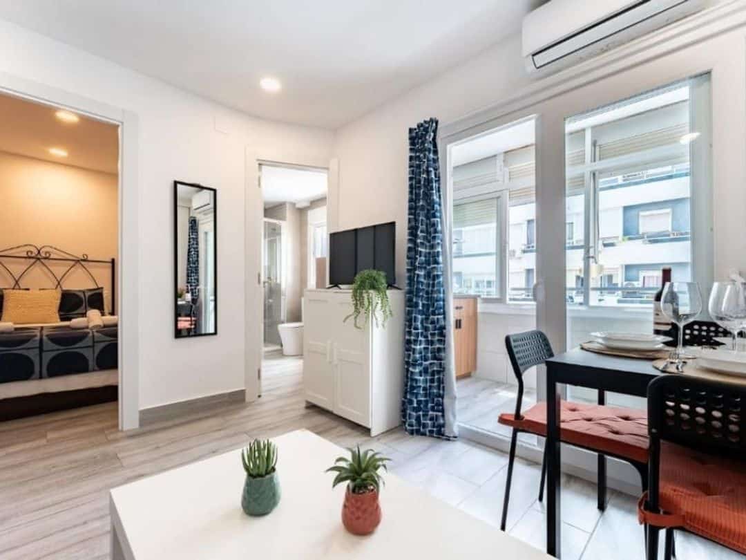Salon de l’appartement rénové au neuvième étage dans le centre de Torremolinos
