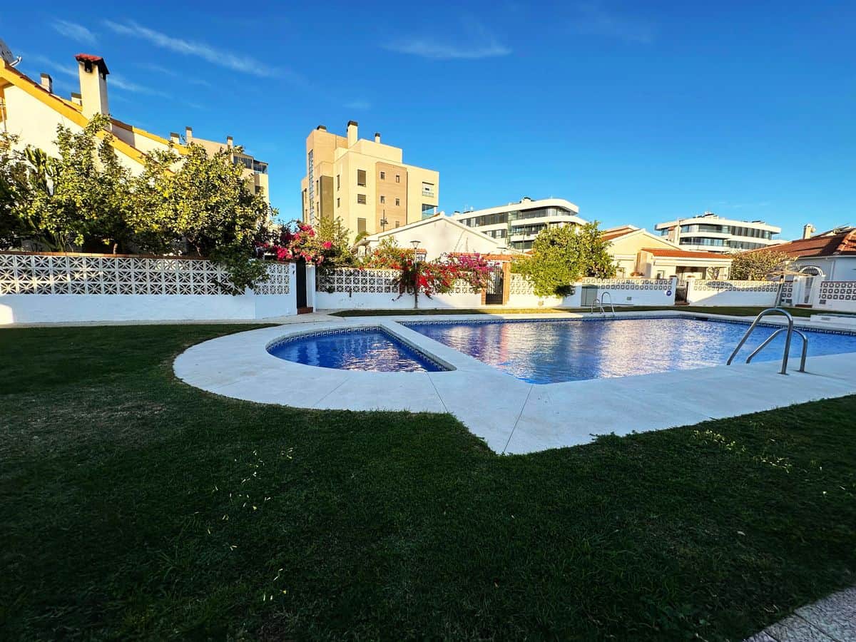 Jardin et piscine de la villa de 3 chambres à Los Álamos, Torremolinos